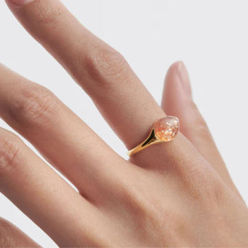 Γυναικείο δαχτυλίδι PDPAOLA AN01-D73 Sunstone Bay Ring κατασκευασμένο από ασήμι 925 επιχρυσωμένο με ηλιόλιθο-Κοντινό φορεμένο